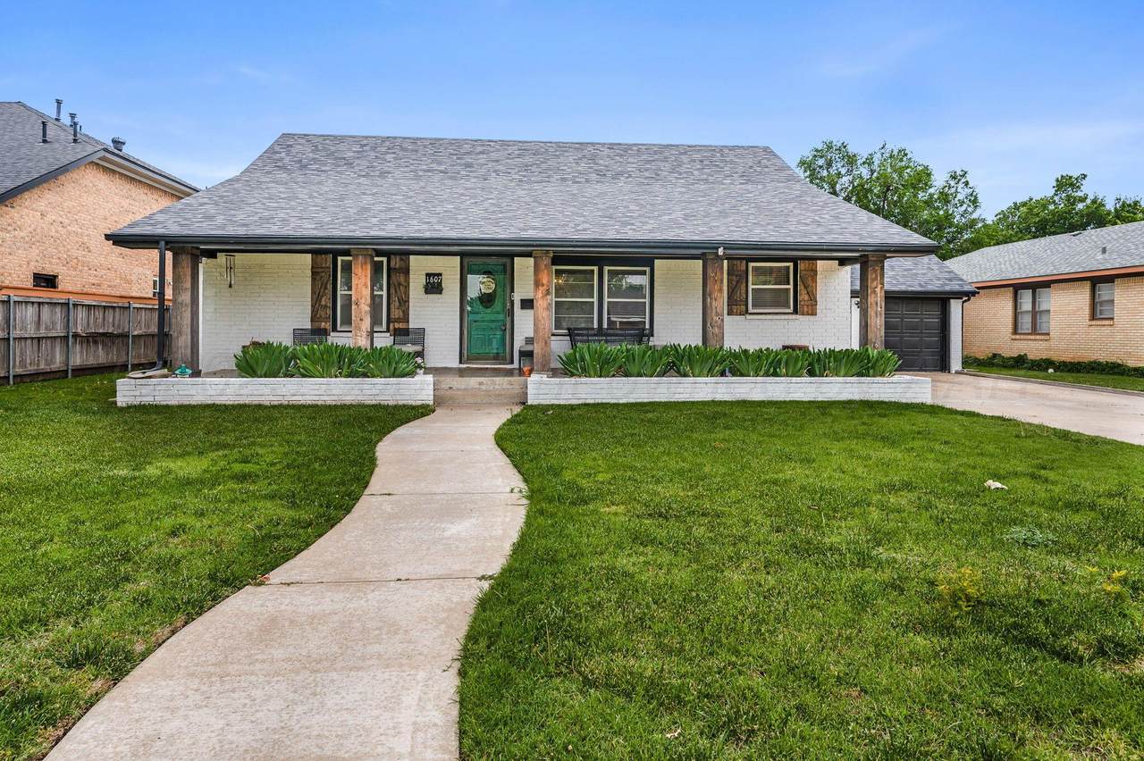 1607 Mary-Ellen Street - Photo 1
