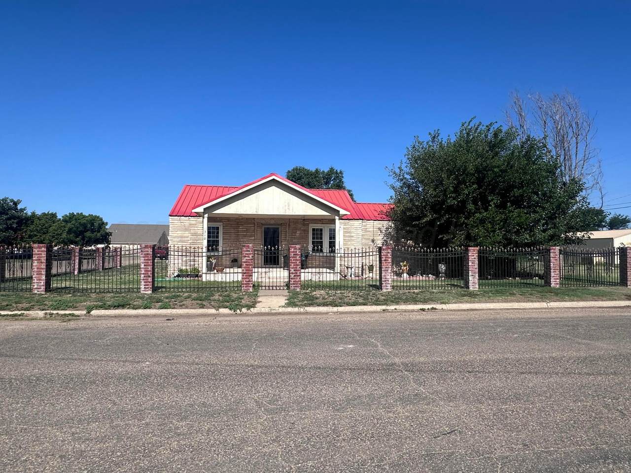 310 Avenue L - Photo 1