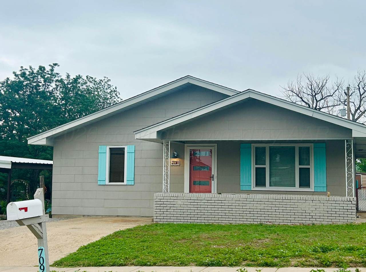 709 6th Street - Photo 1