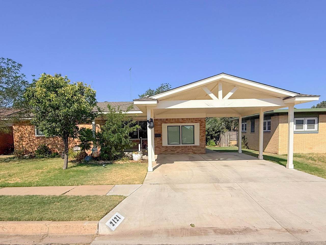 2121 Banks Street - Photo 1