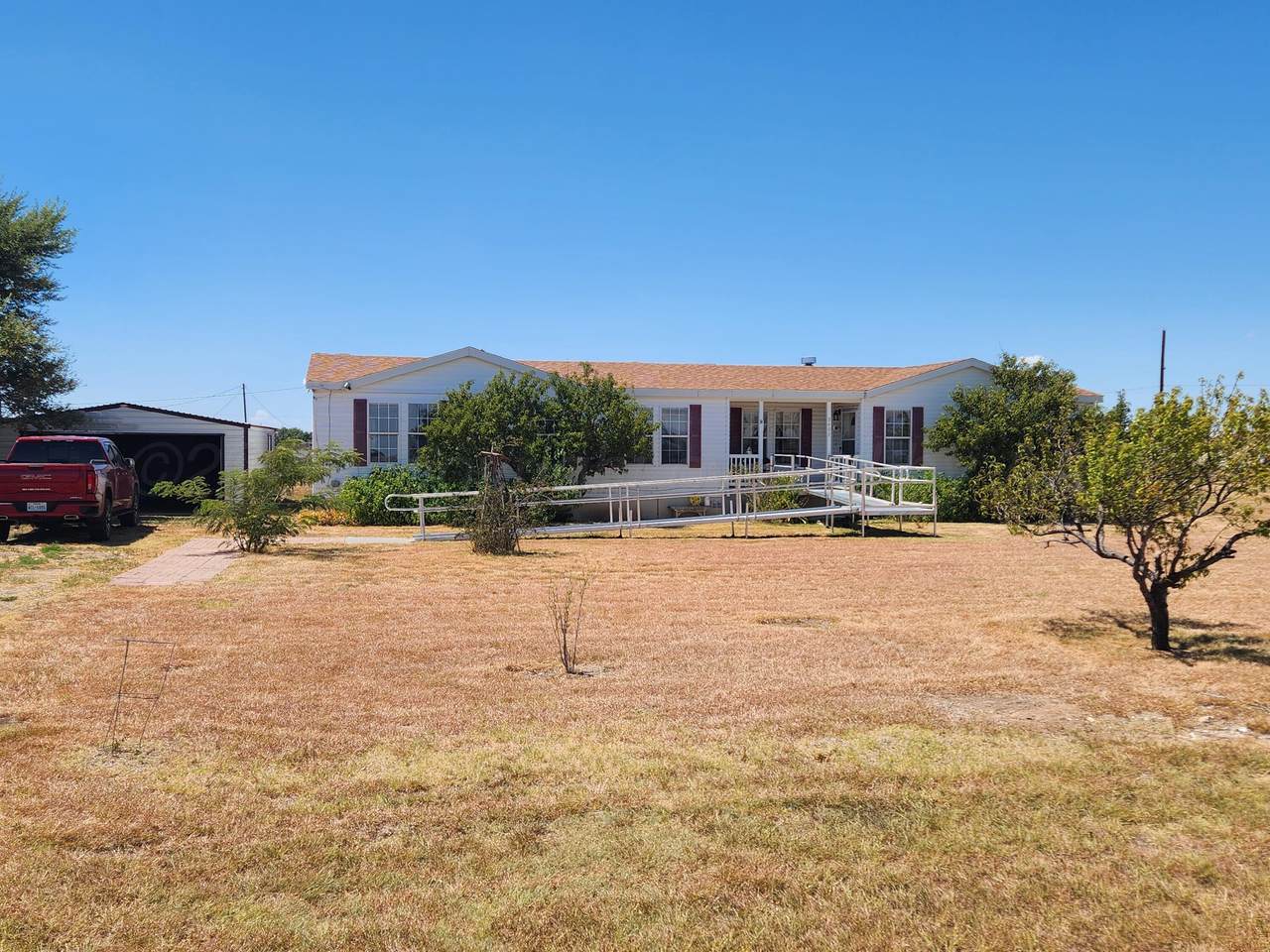 8400 Sandlewood Avenue - Photo 1