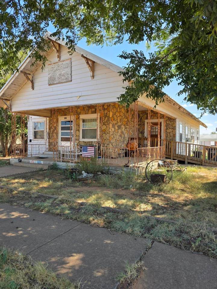 1021 Backus Street - Photo 1