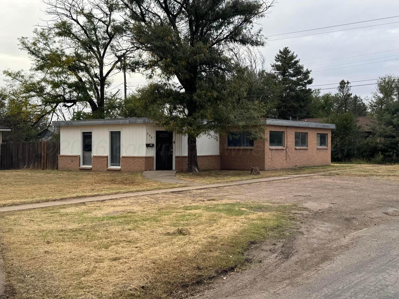 606 15th Street - Photo 1