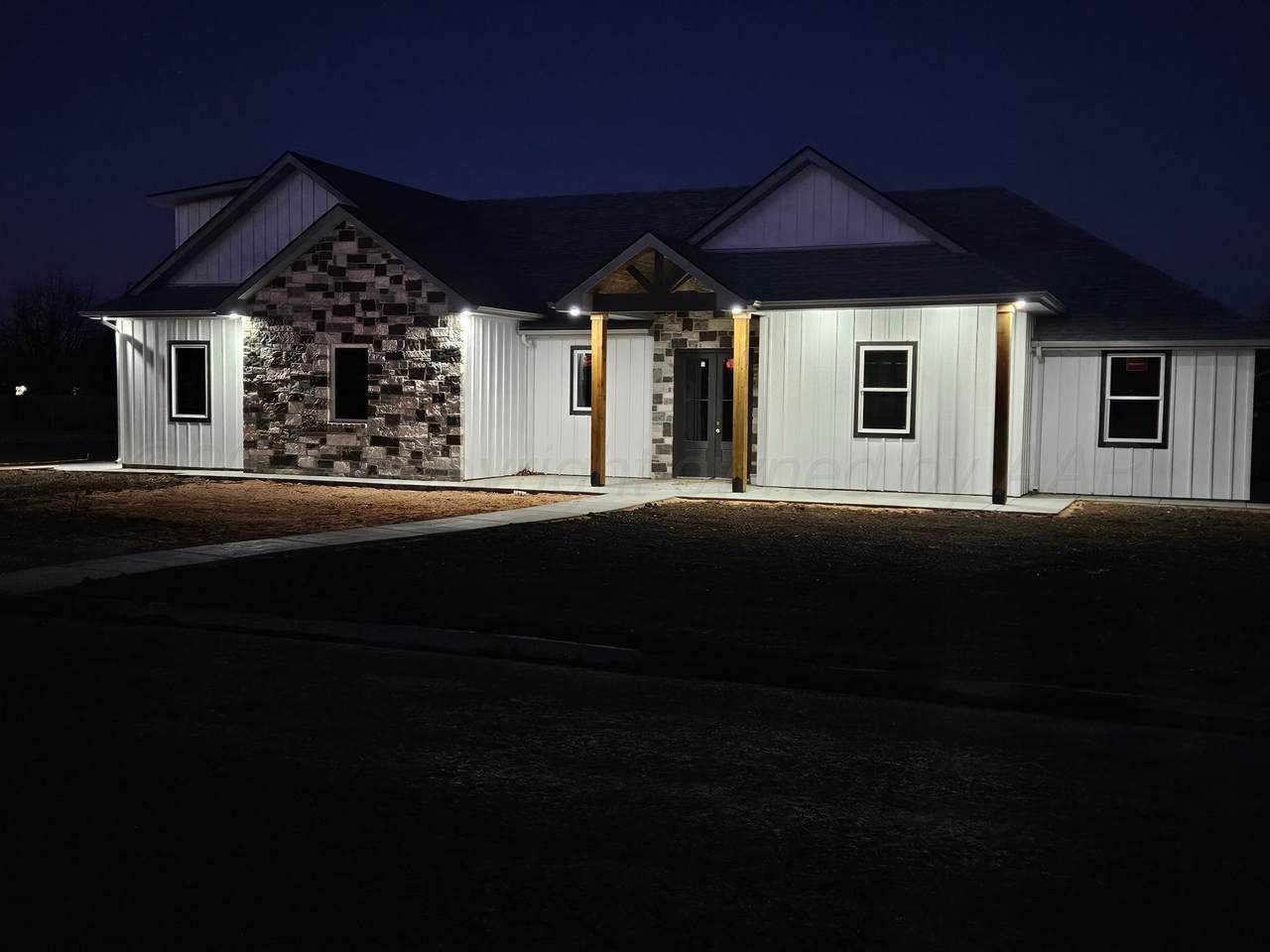 1010 Oak Avenue - Photo 1