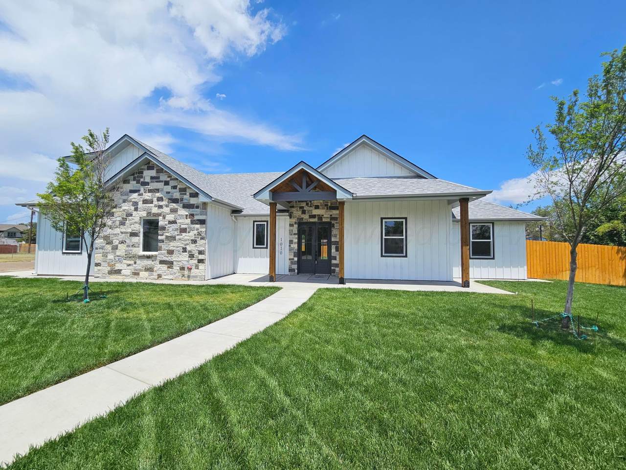 1010 Oak Avenue - Photo 1