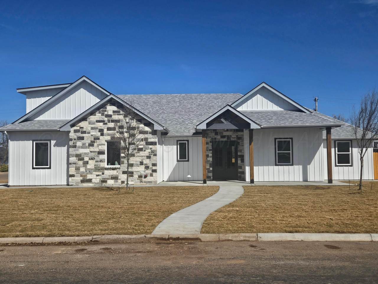 1010 Oak Avenue - Photo 1