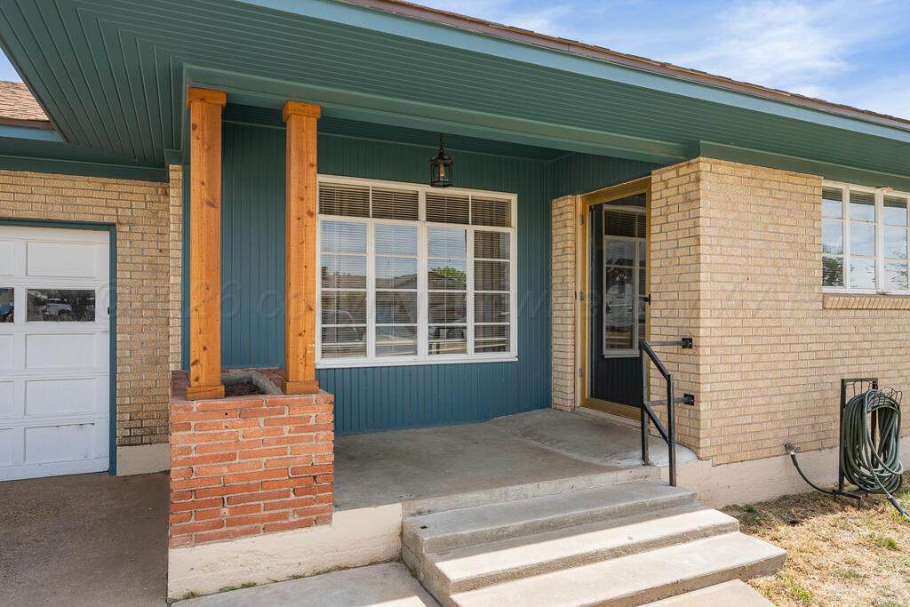 810 Charles - Photo 1