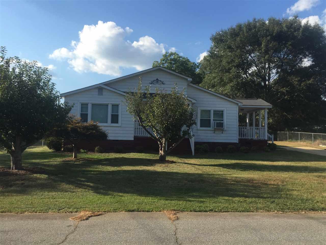 104 Wilson Ave, Liberty, SC 29657 (MLS #20180545) :: Les Walden Real Estate