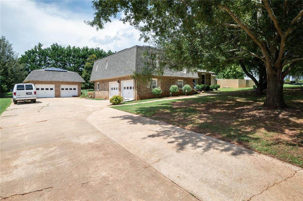 1006 White Oak Drive - Photo 1