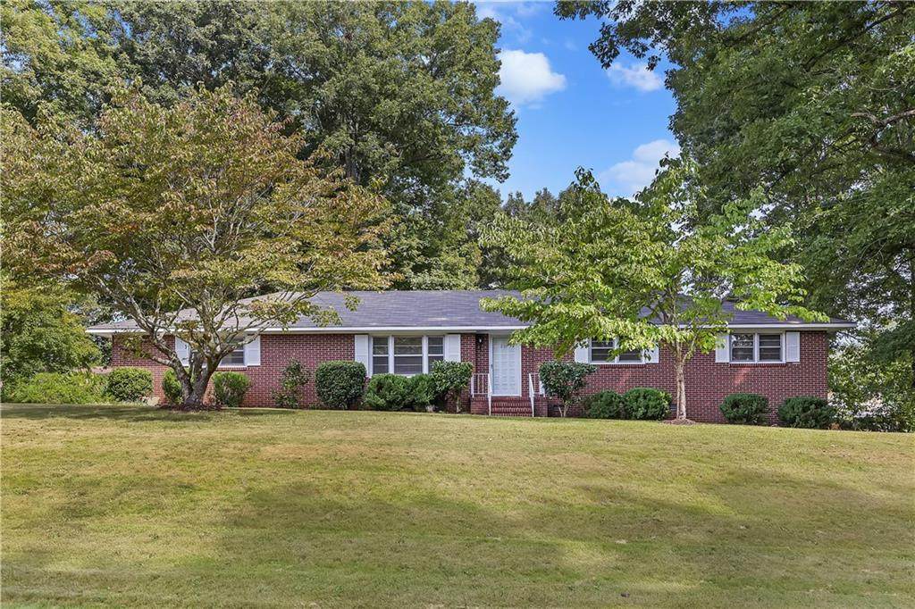 204 Englewood Circle - Photo 1