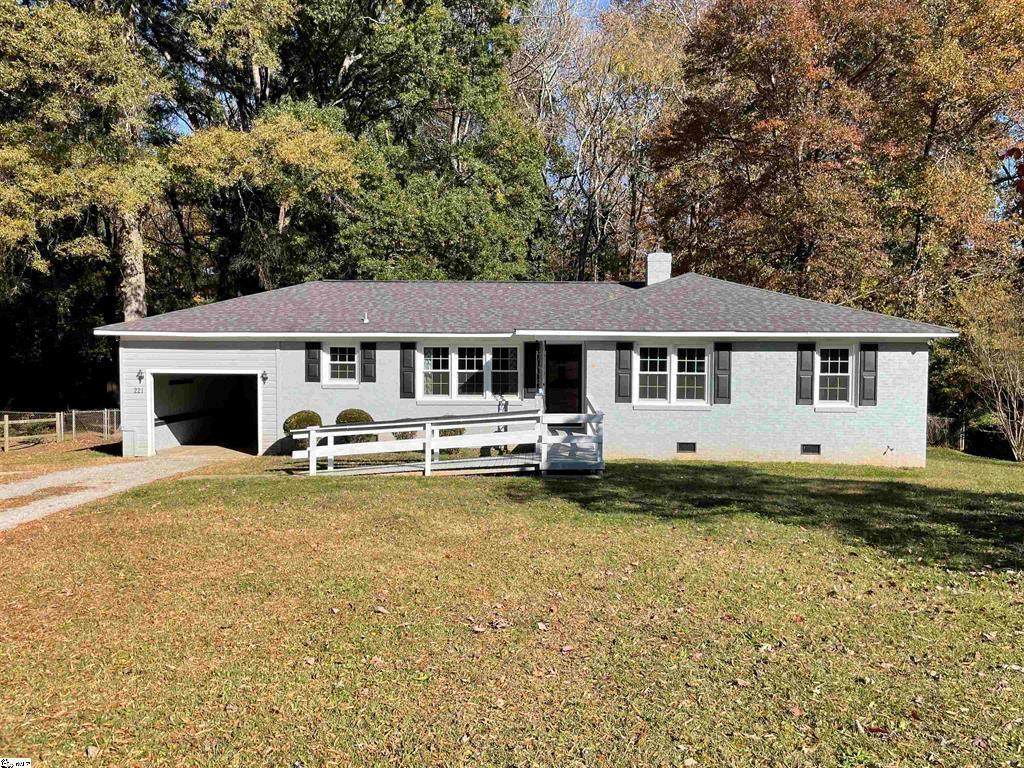 221 Lakewood Drive - Photo 1
