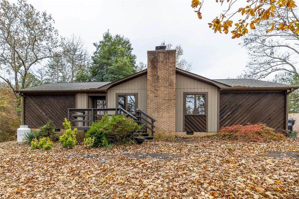 216 Pineview Drive - Photo 1
