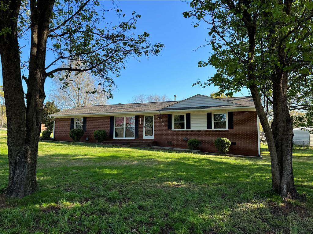 301 Lakewood Drive - Photo 1