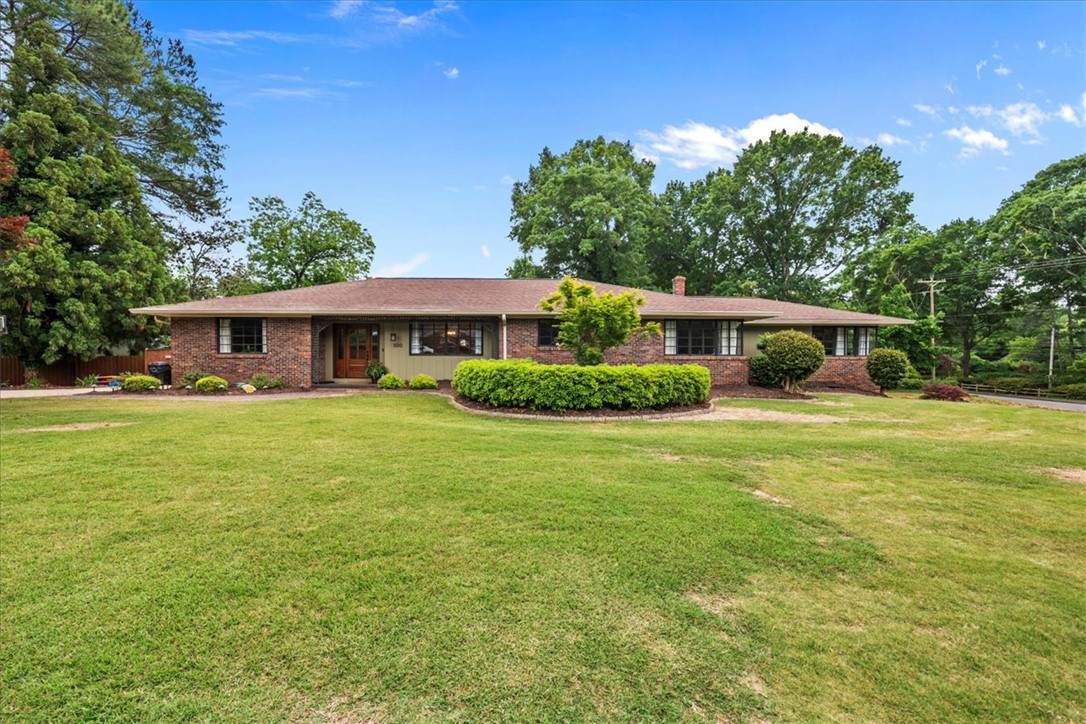 1100 Greenacres - Photo 1