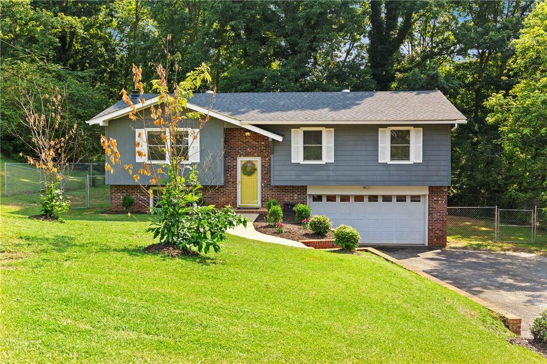 205 Fernwood Drive - Photo 1