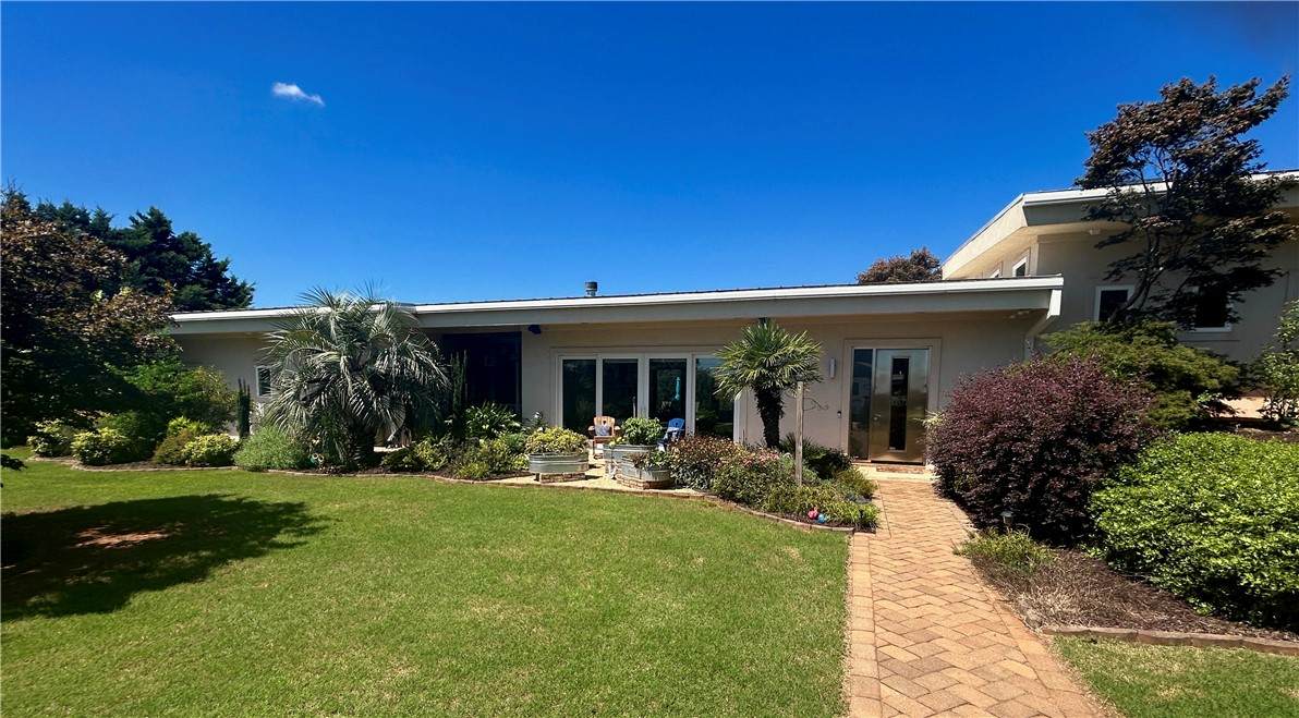 1304 Queen Street - Photo 1