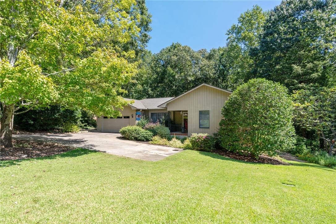 211 Cherokee Drive - Photo 1