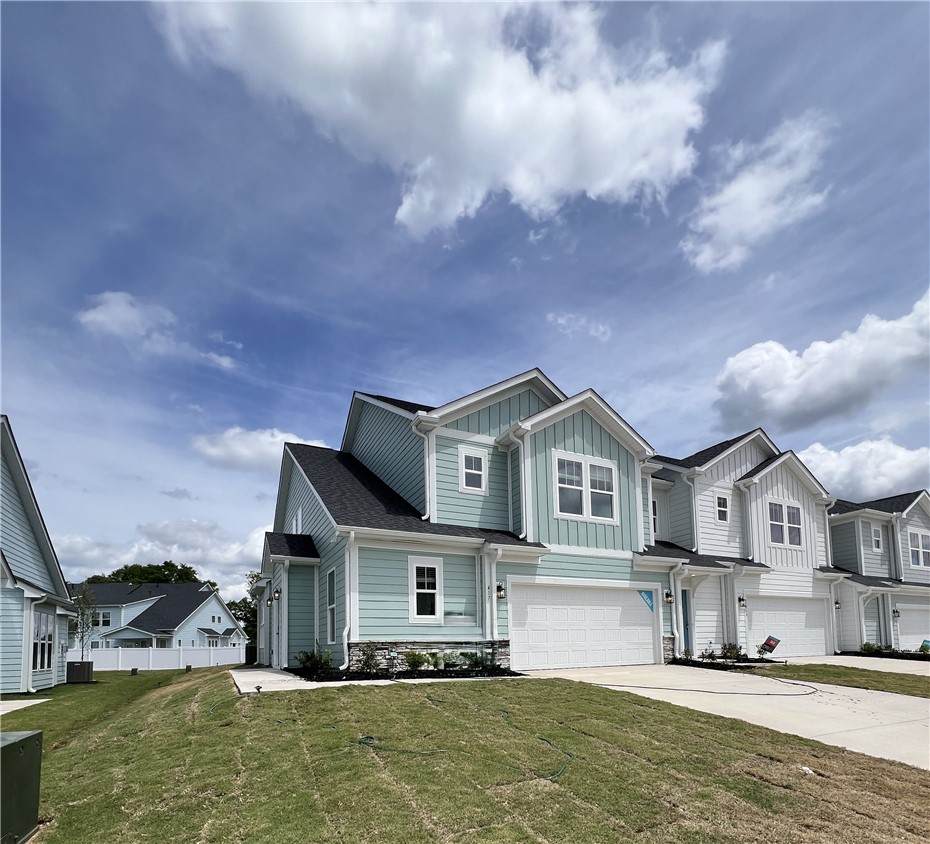 417 Crestcreek Drive - Photo 1