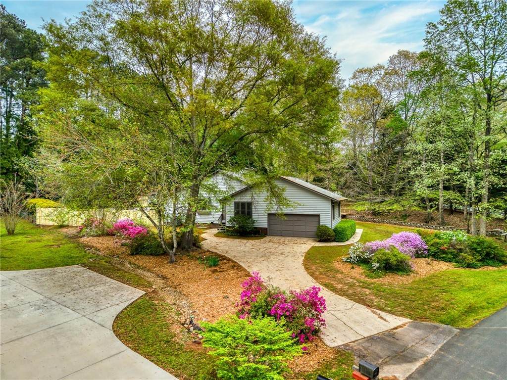 107 Creekview Drive - Photo 1