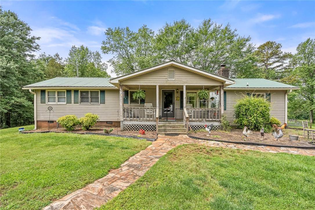 621 Pine View Drive - Photo 1