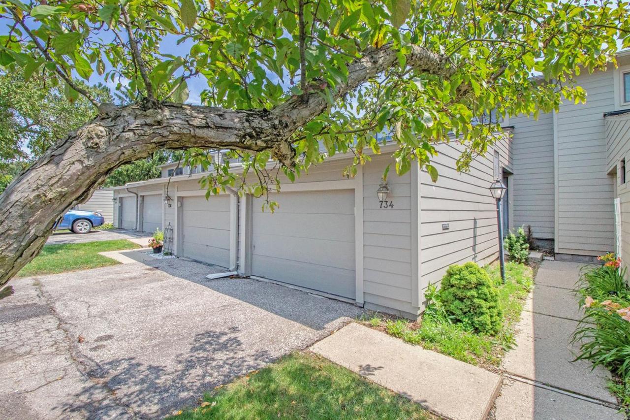 734 Peninsula Court - Photo 1