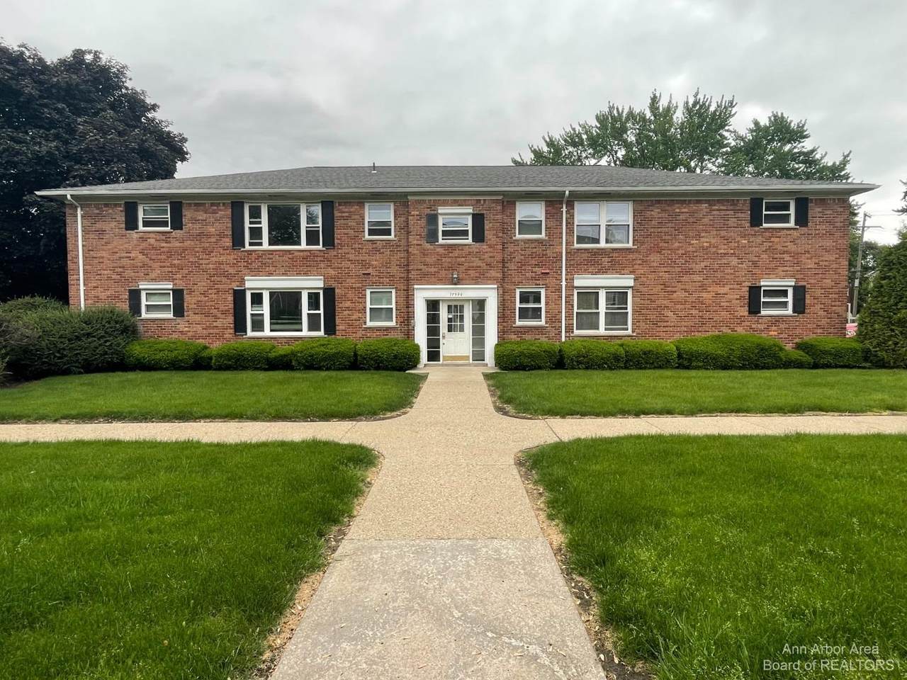 17590 Mack Avenue - Photo 1