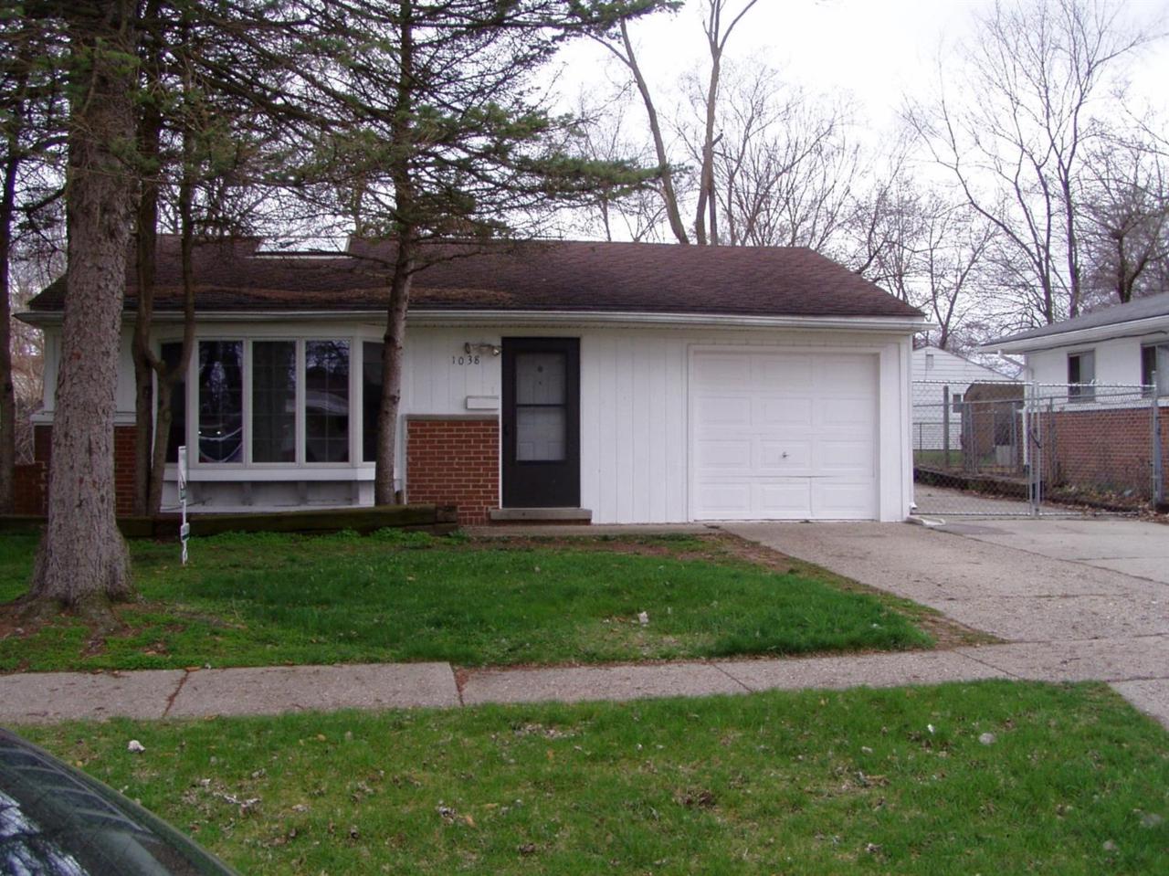 1038 Studebaker - Photo 1