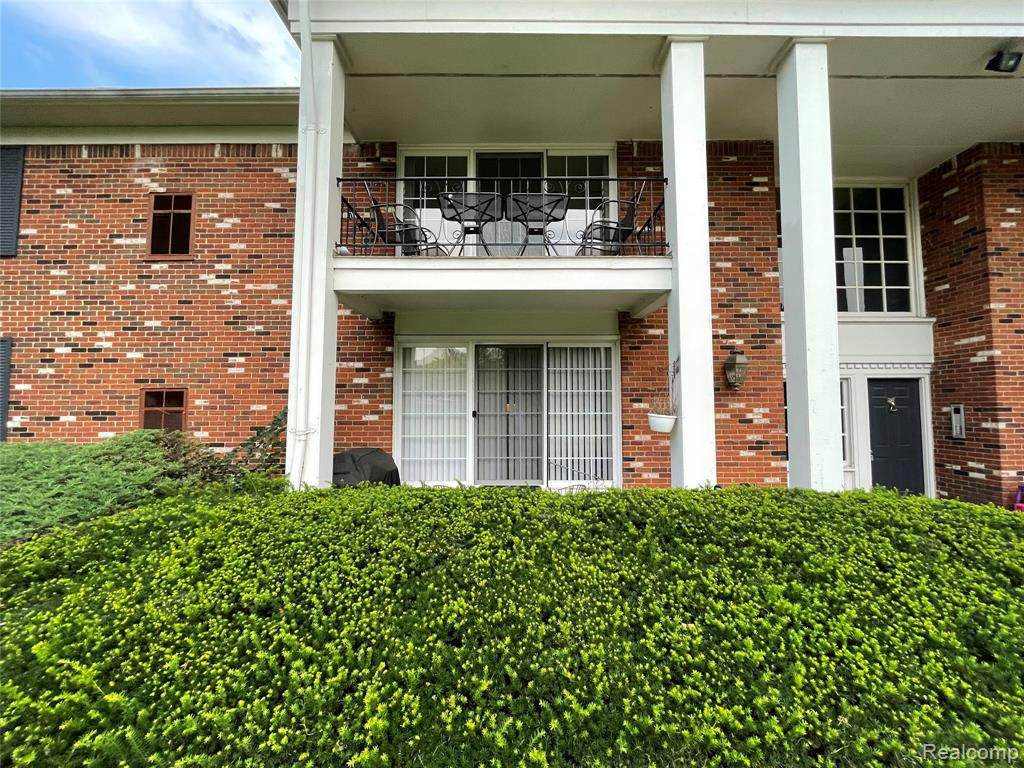 490 Fox Hills Dr Apt 8 - Photo 1