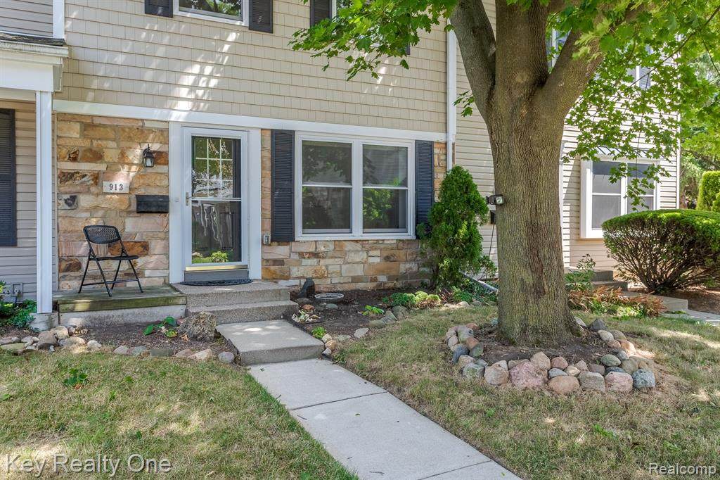 913 Medford - Photo 1