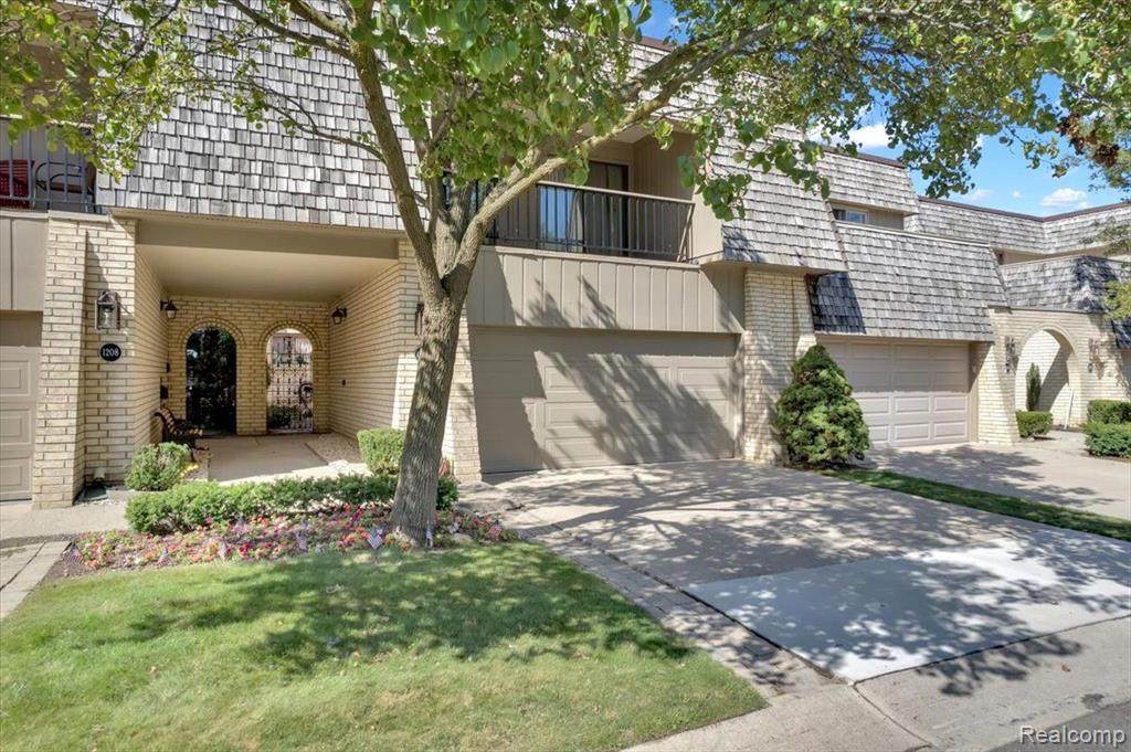 1206 Oakwood - Photo 1