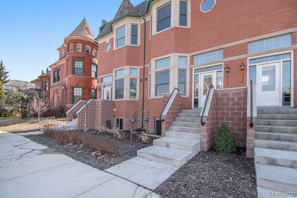 240 Erskine - Photo 1