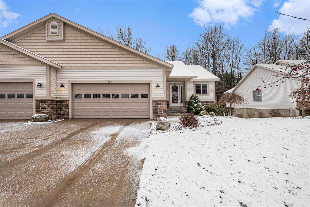 909 Sandalwood Circle - Photo 1