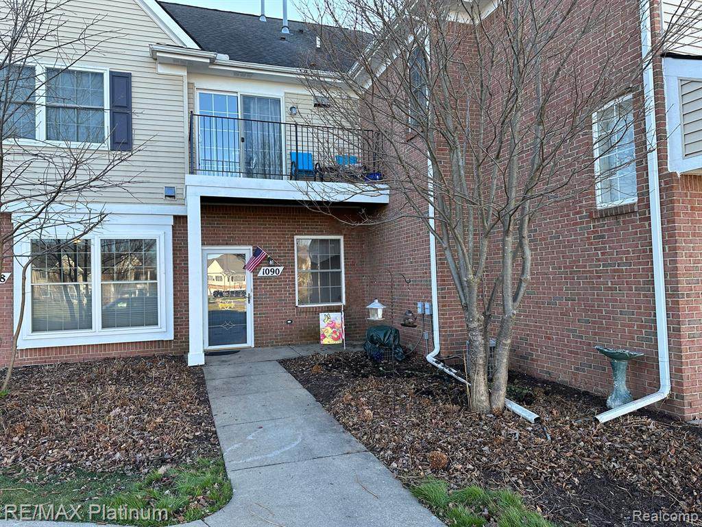 1090 Shiawassee Circle - Photo 1