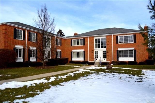 690 Fox Hills Dr - Photo 1