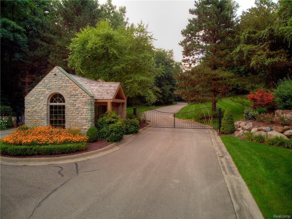 9634 Cross Creek Dr - Photo 1