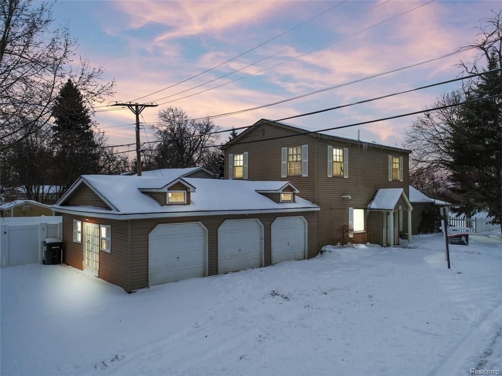 705 Lakeside Dr - Photo 1