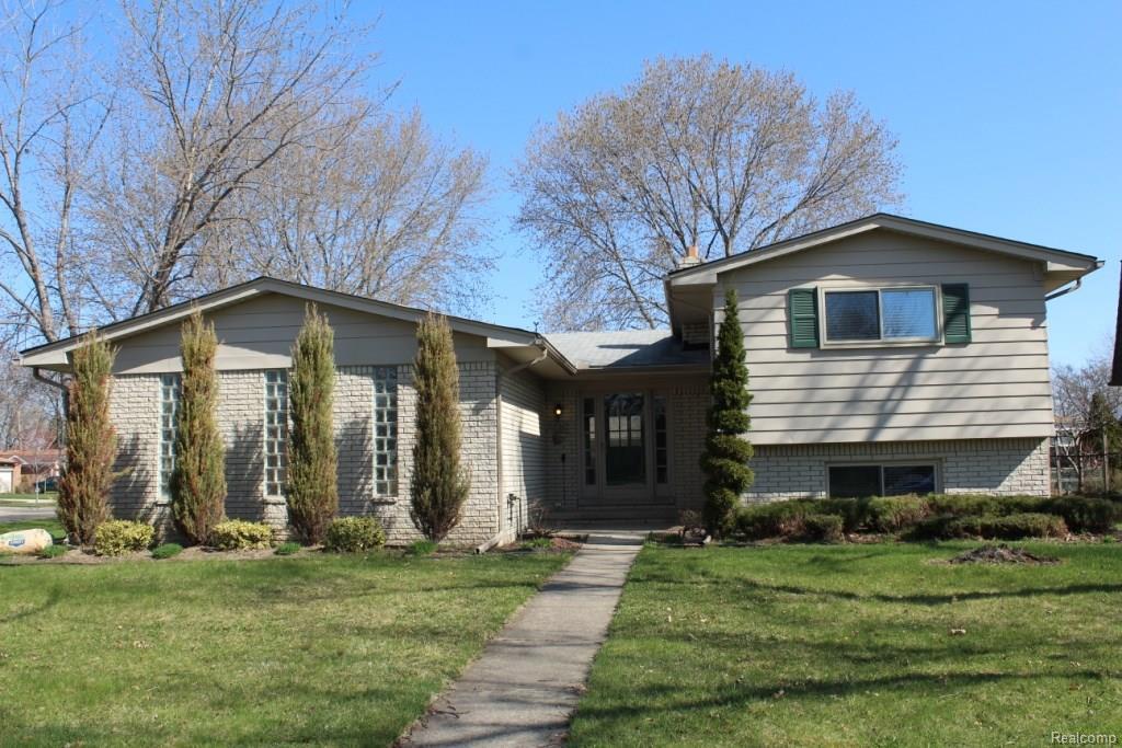 4909 Queen - Photo 1