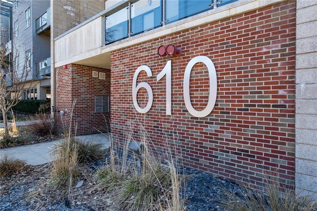 610 Troy St - Photo 1