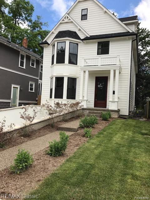 727 Hawthorn Ave - Photo 1