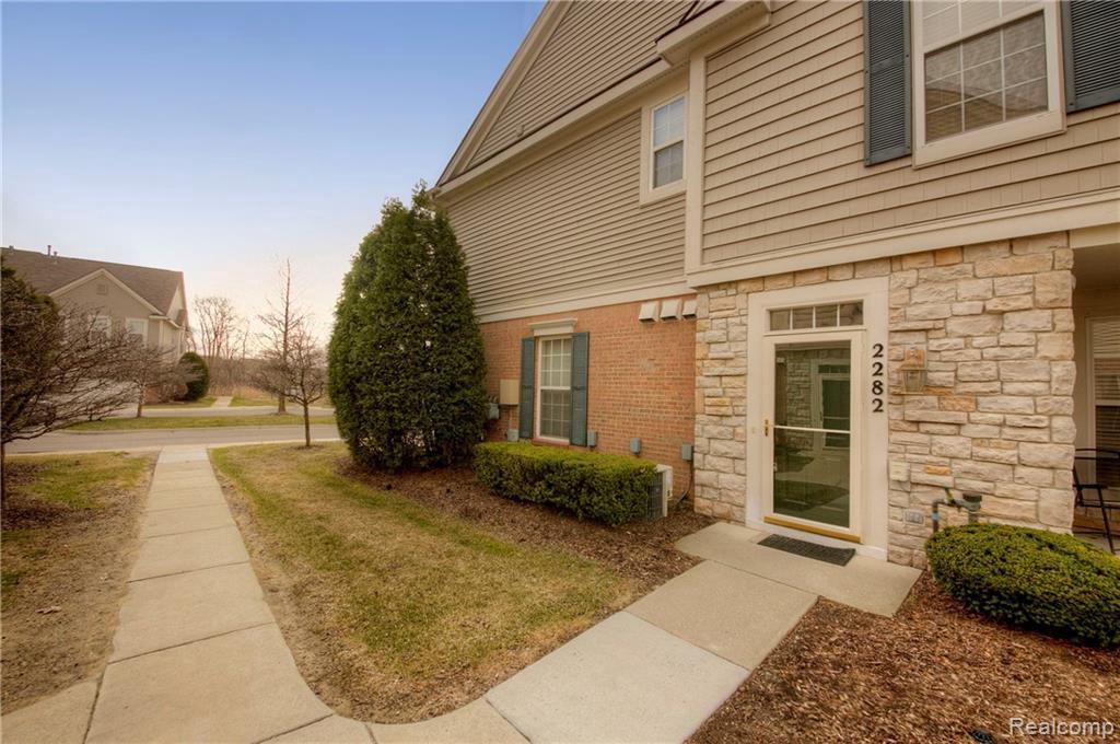 2282 Pinecroft Dr - Photo 1