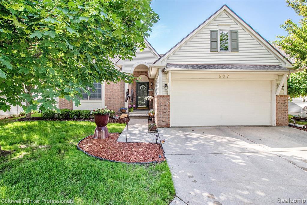 607 Rolling Hills Ln - Photo 1