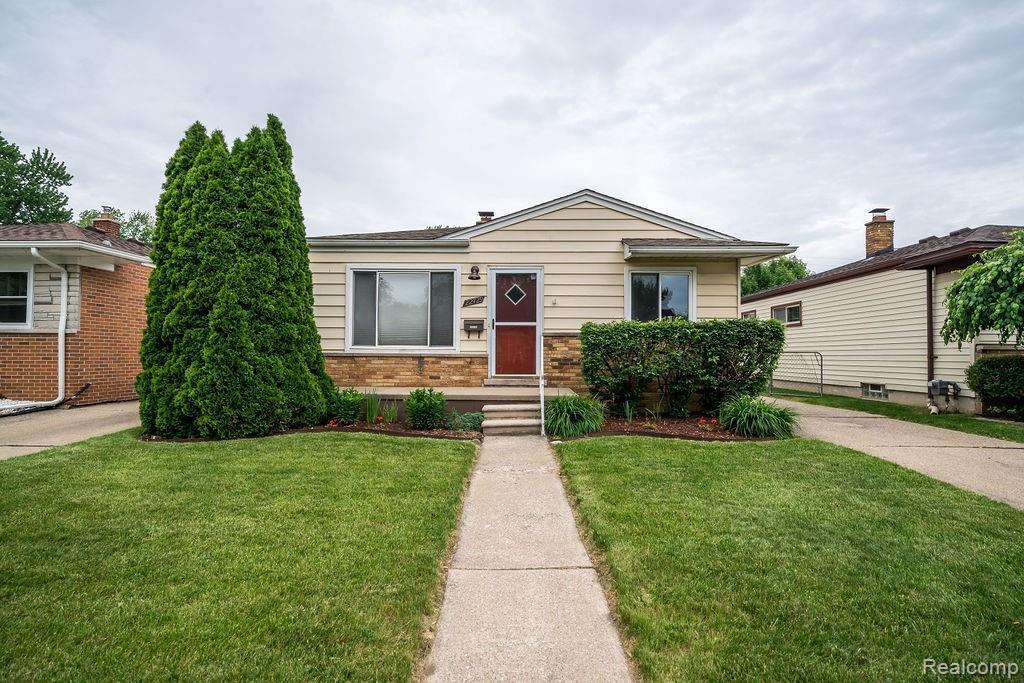 22729 Lake Dr - Photo 1