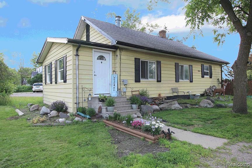 7288 Corunna Rd - Photo 1