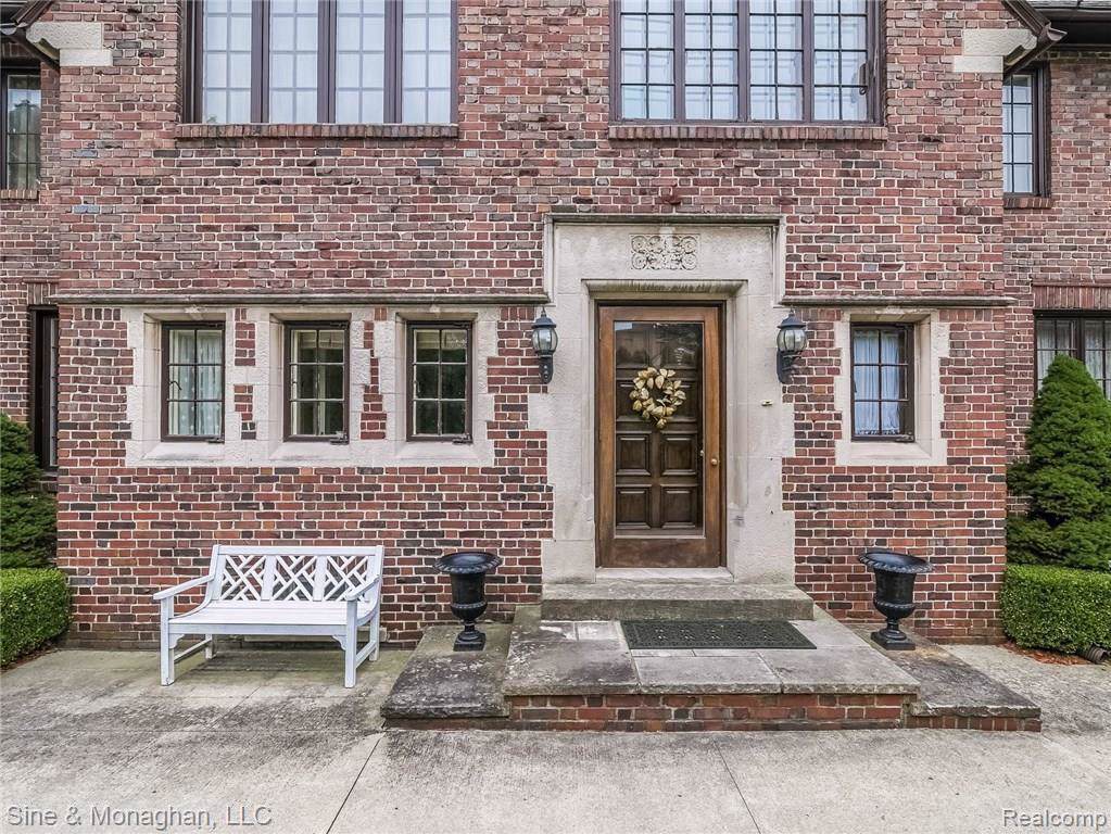 854 Edgemont Park - Photo 1