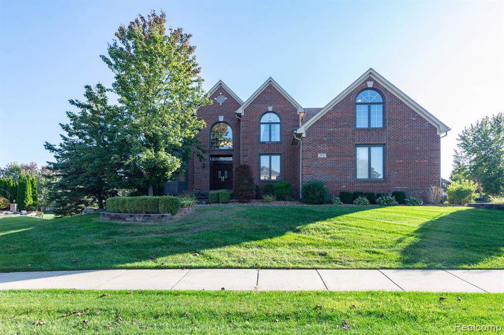 2432 Hawthorne Dr N - Photo 1