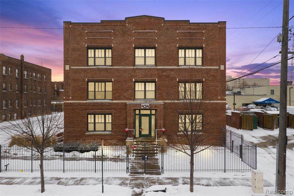 434 Alexandrine Street - Photo 1