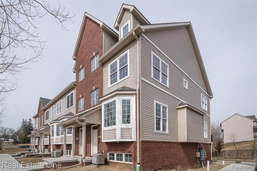 585 Village Lane - Photo 1