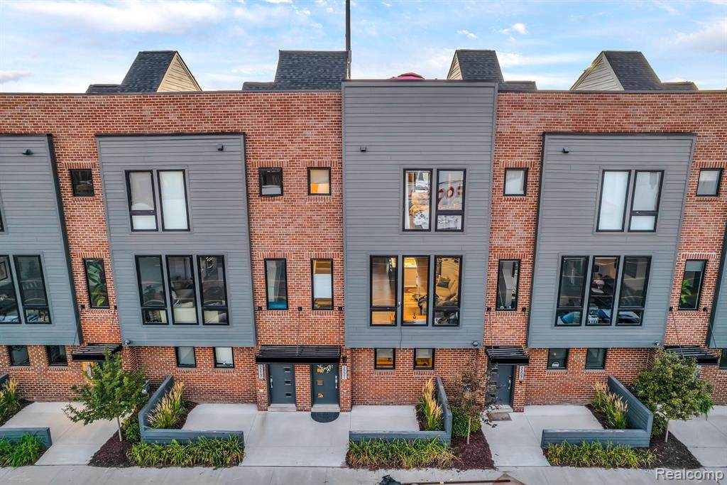2221 Trumbull Street - Photo 1