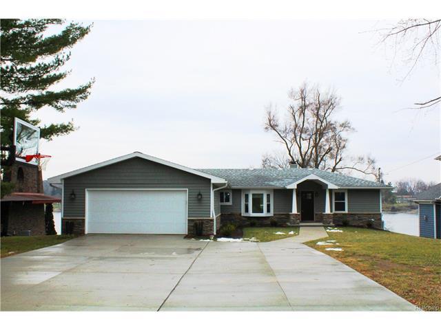 7615 Parkwood Drive, Fenton, MI 48430 (MLS #R217021127) :: The Toth Team