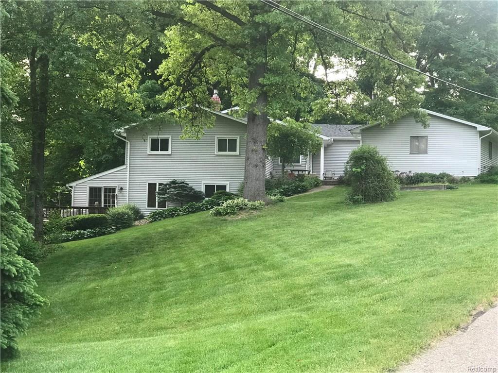 1938 Lakeview Dr - Photo 1